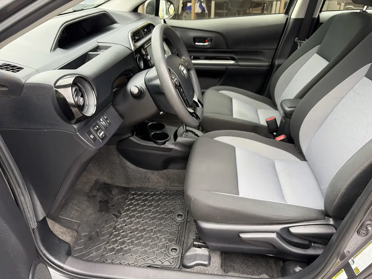 Toyota Prius c снимка Toyota Prius c