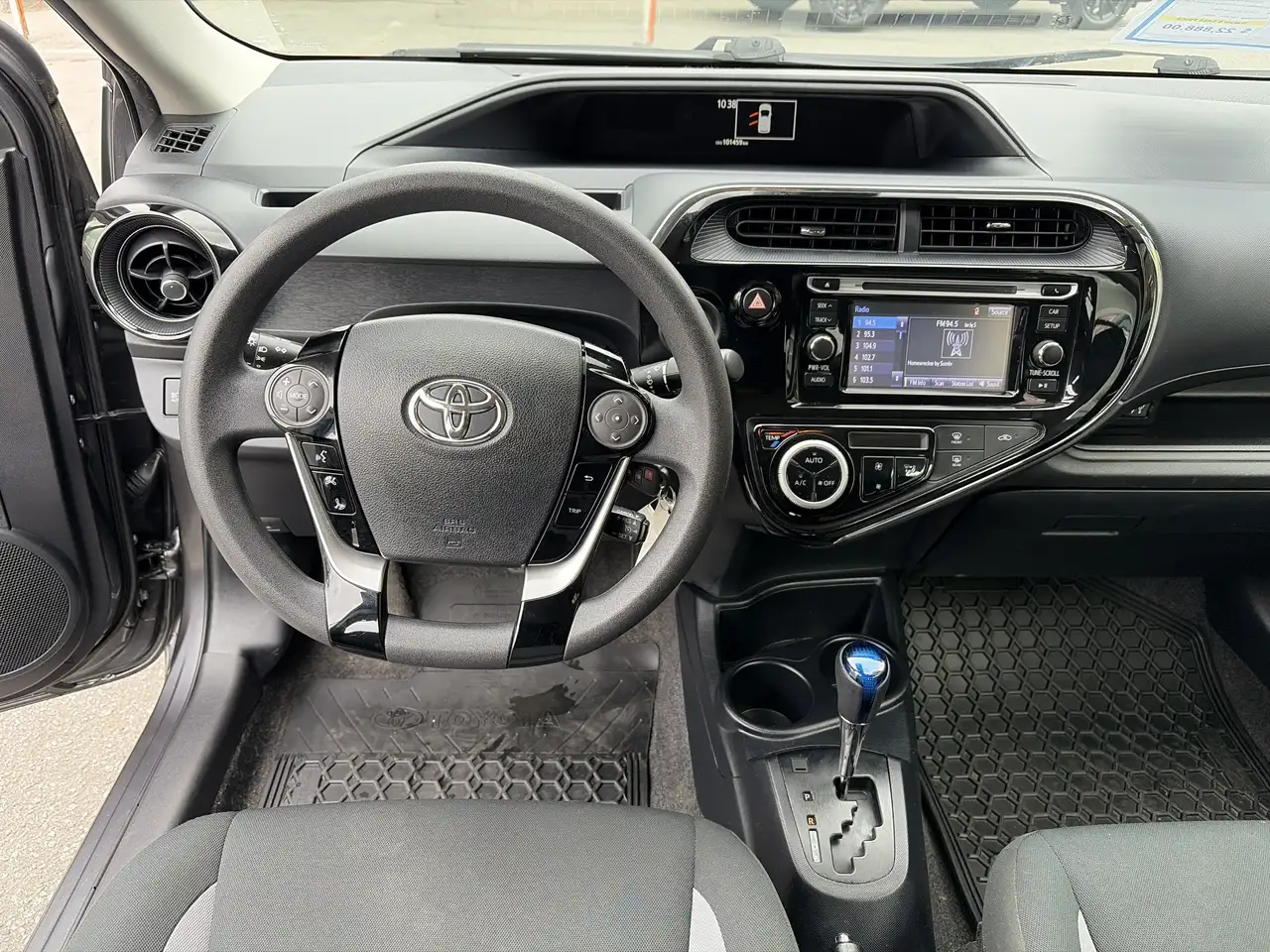 Toyota Prius c снимка Toyota Prius c