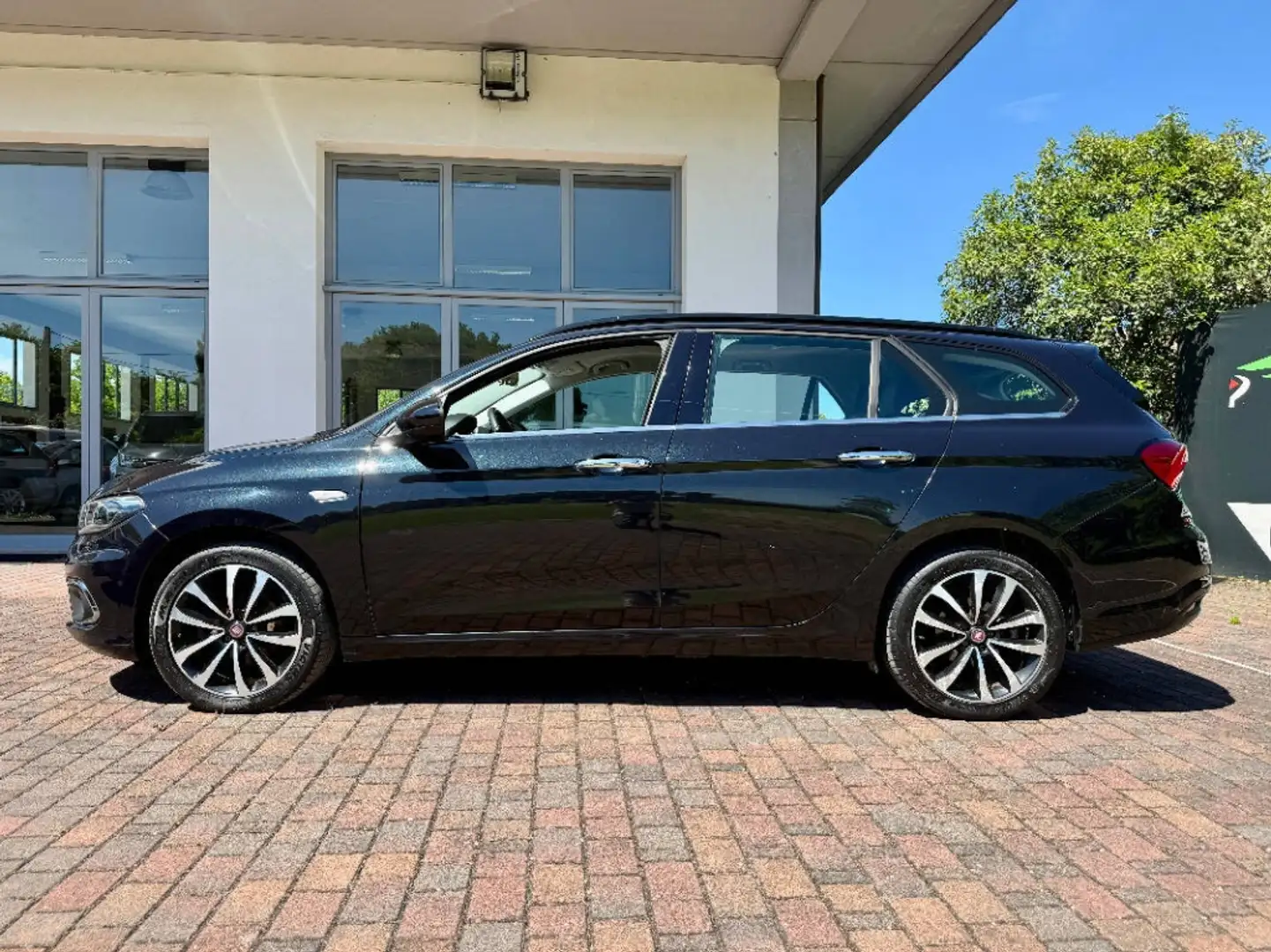 Fiat Tipo 1.6 mjt Lounge s&s 120cv Zwart - 2