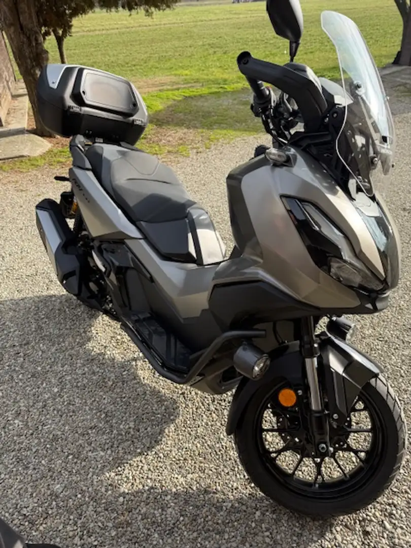 Honda ADV 350 colore grigio con barre laterali e faretti originali honda Gris - 1