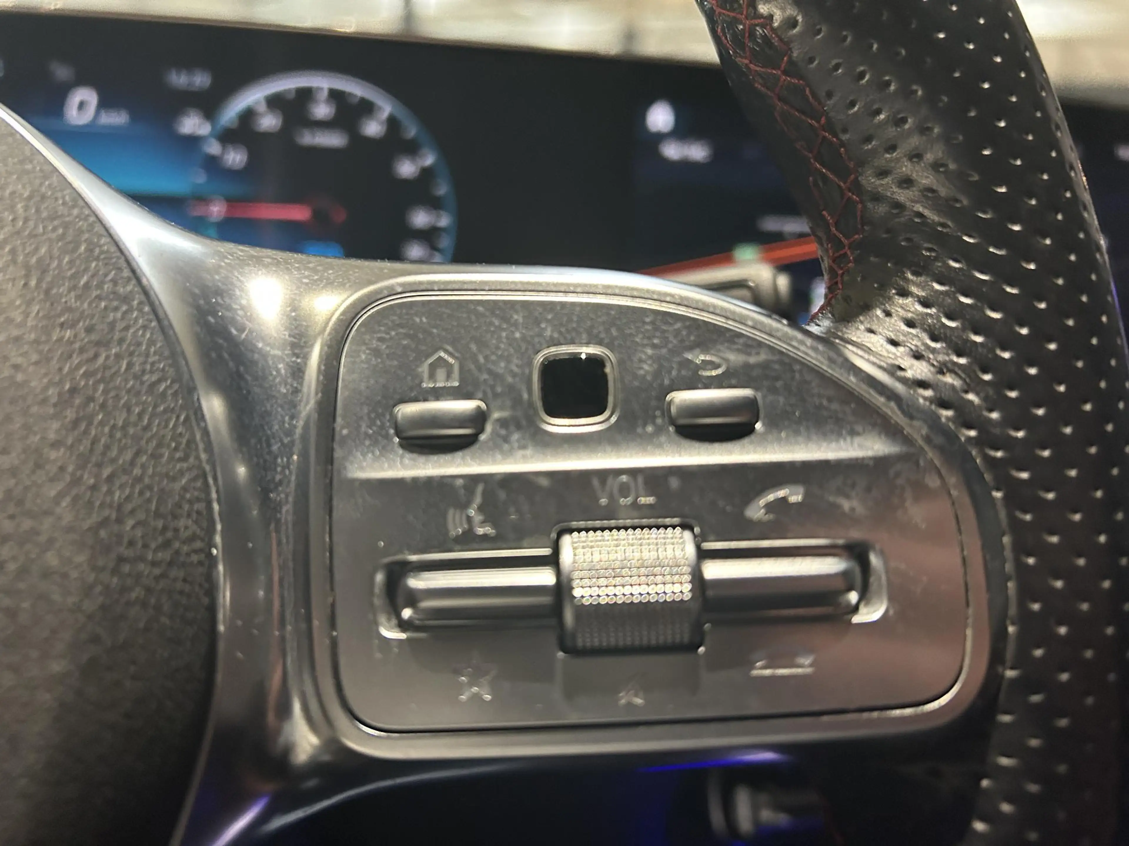 Mercedes-Benz GLA 250 GLA e AMG Line — photo 10
