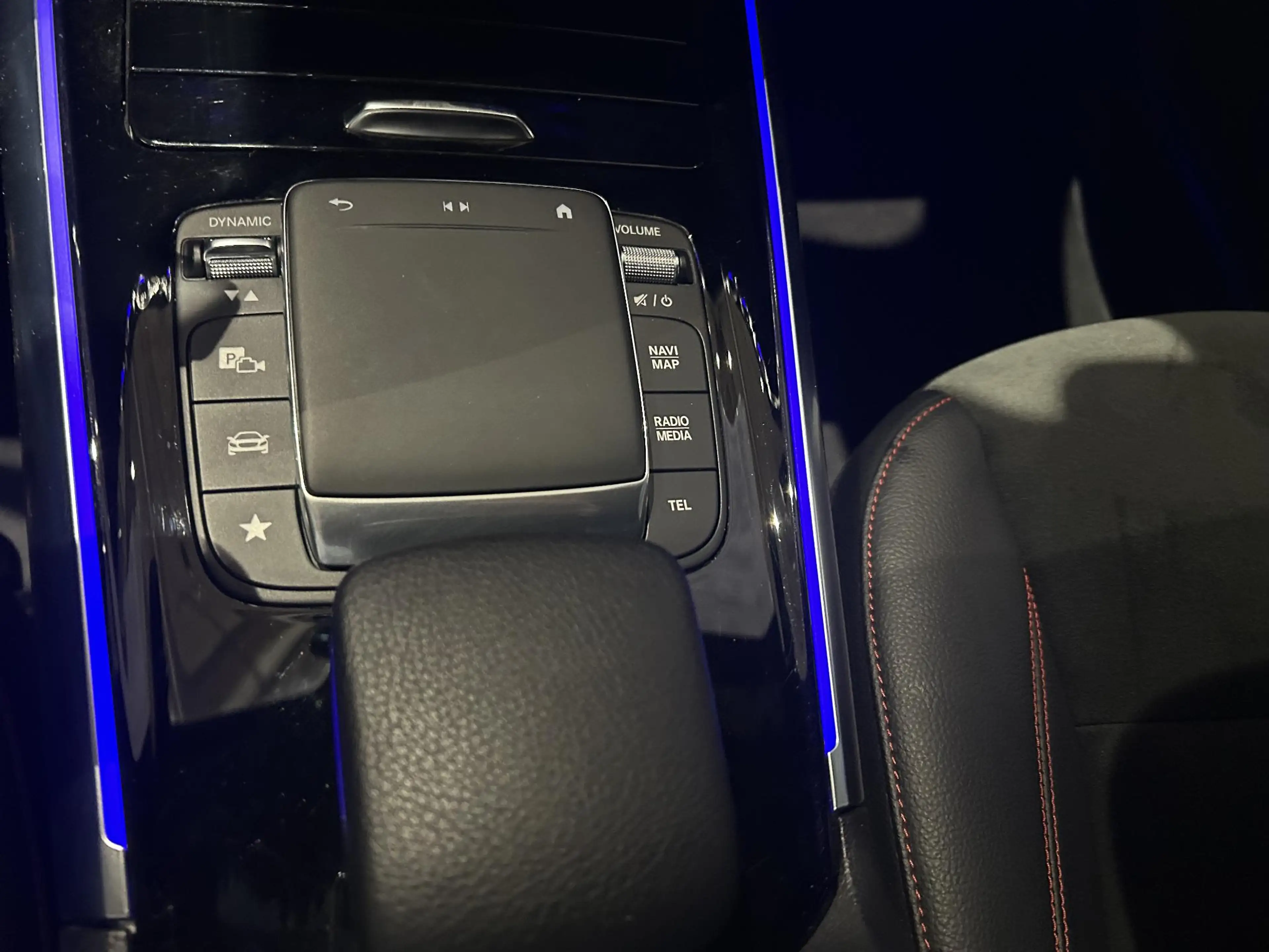 Mercedes-Benz GLA 250 GLA e AMG Line — photo 12