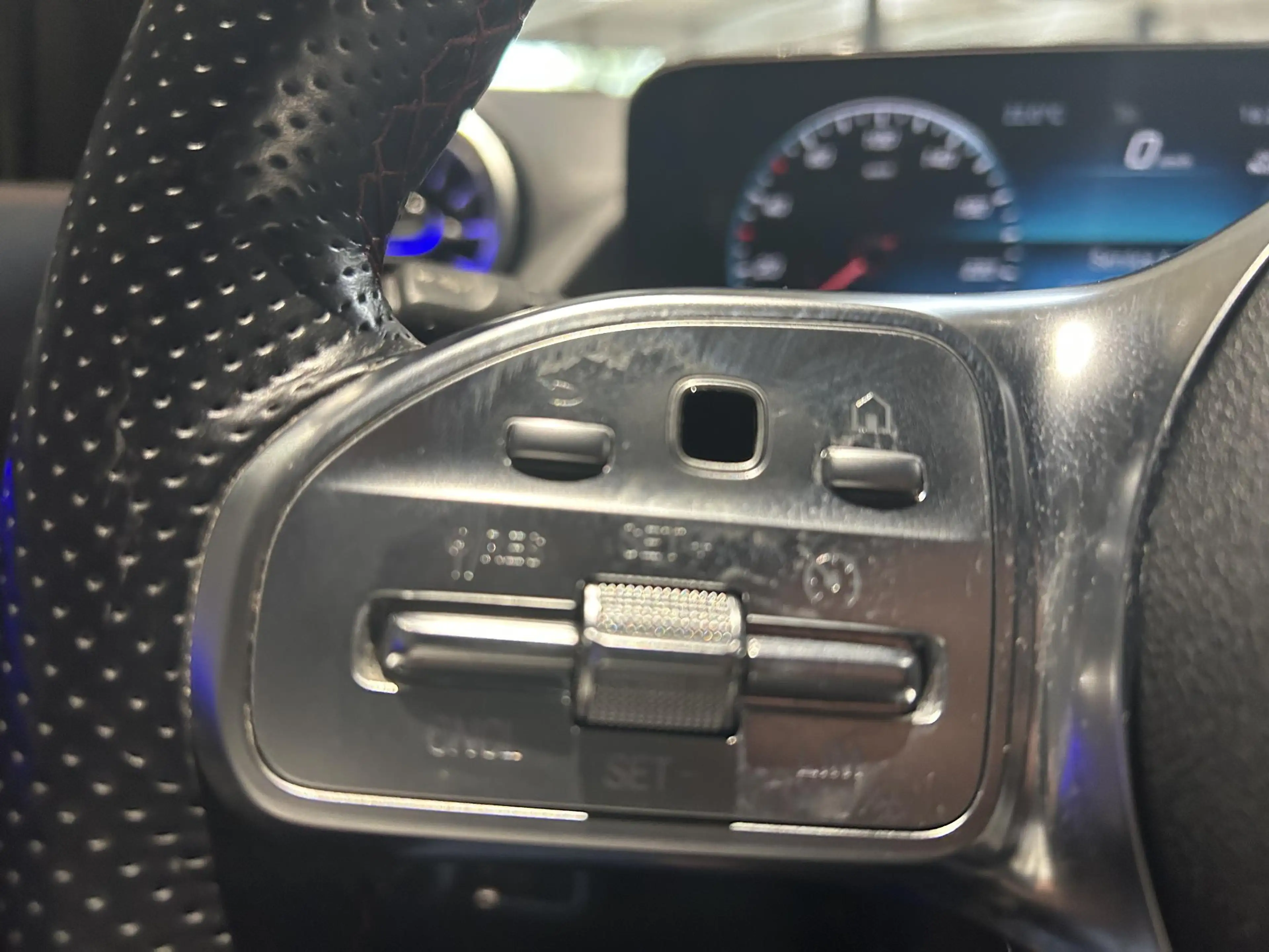 Mercedes-Benz GLA 250 GLA e AMG Line — photo 11