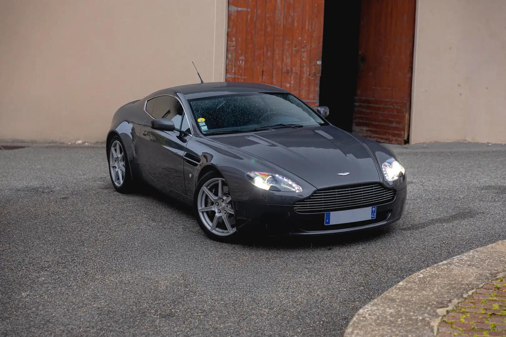 Aston Martin V8 Vantage Grau - 1