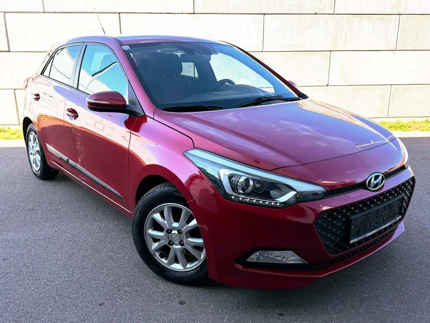 Hyundai i20 1,25 84PS Parkhilfe Tempomat Klima Rot - 1