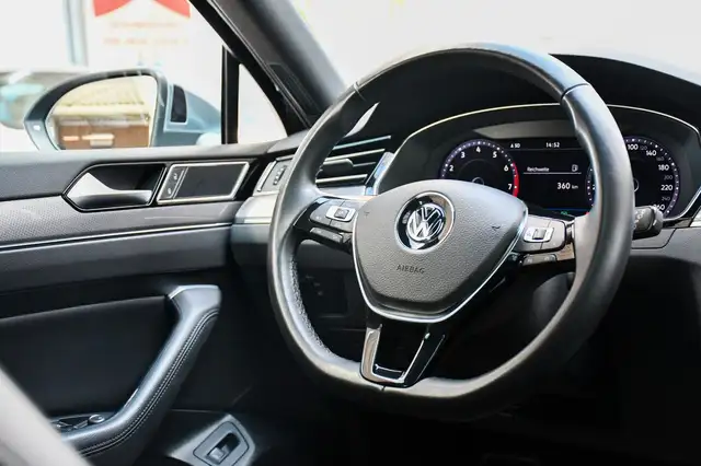 Volkswagen Passat view 24