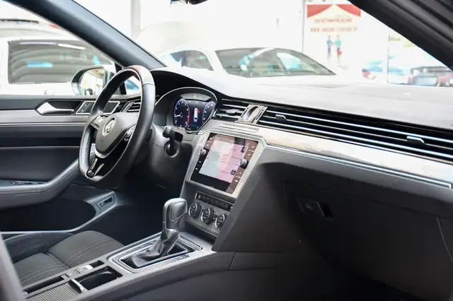 Volkswagen Passat view 25