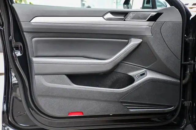 Volkswagen Passat view 7