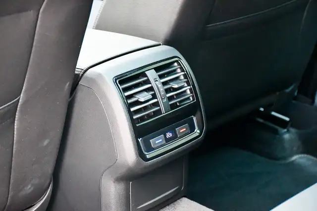 Volkswagen Passat view 18