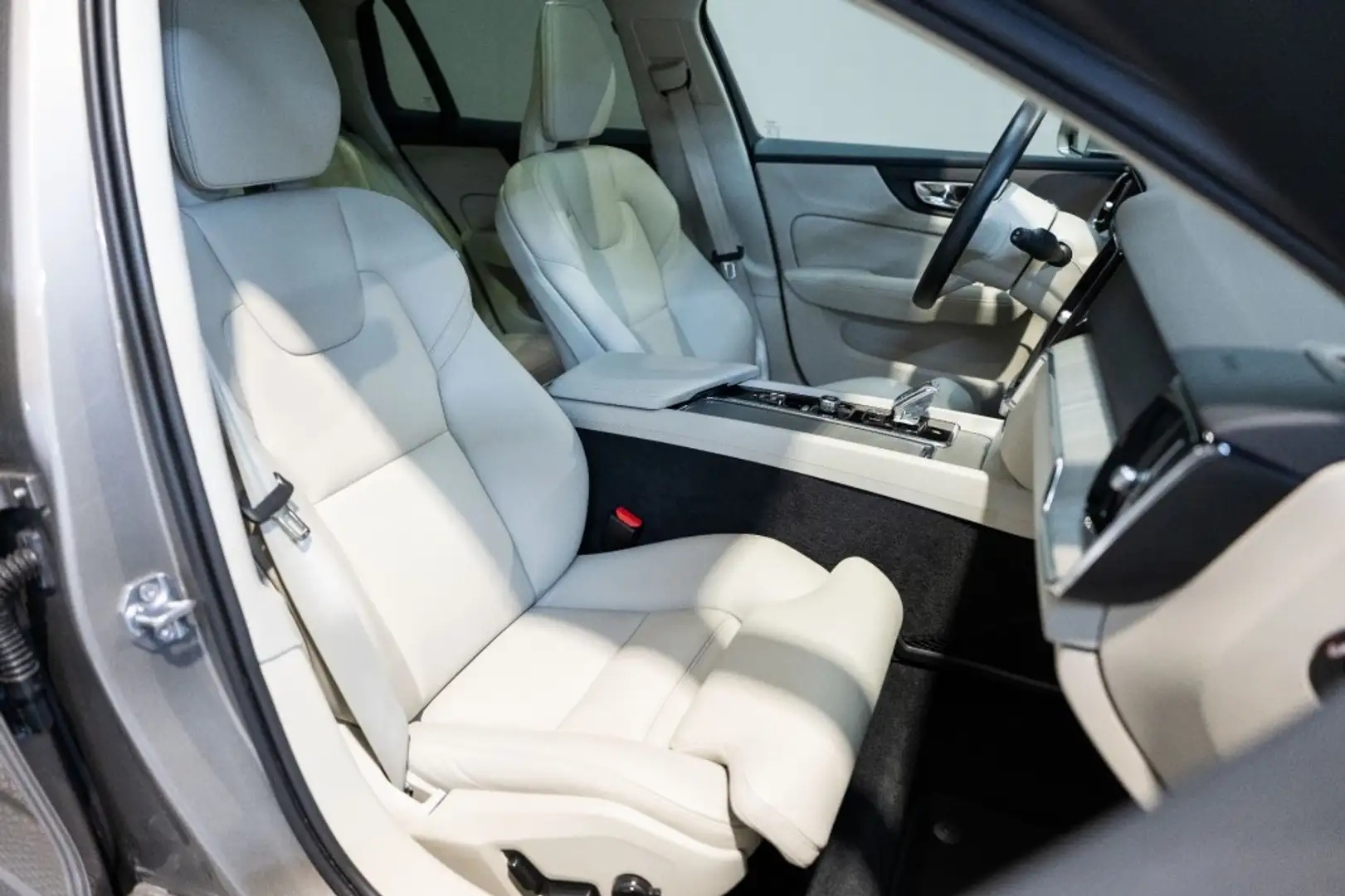 Volvo V60 2.0 163 PK (+ 11 PK elektrisch)Inscription Automaa Grau - 2