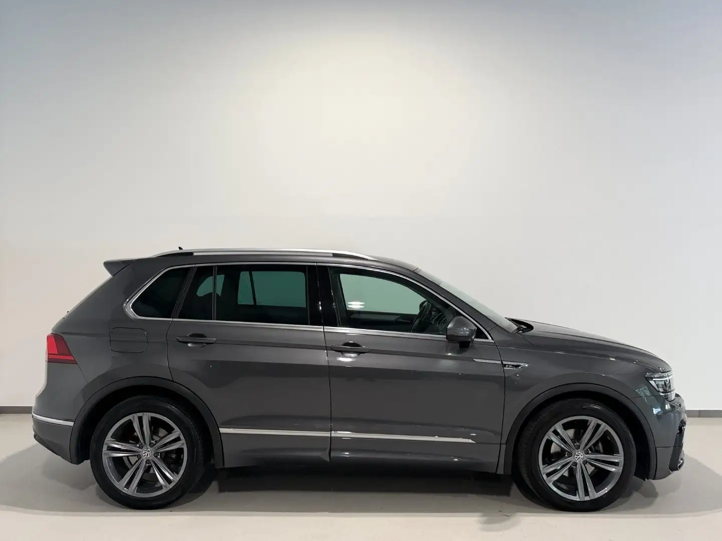 Volkswagen Tiguan 2.0TDI/R-Line/Navi/ACC/LED/Lane-Assistent/ Grau - 2