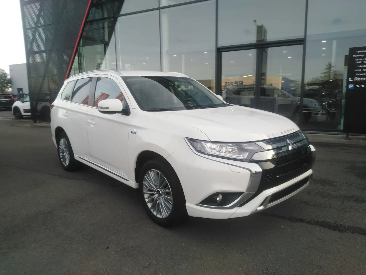 Mitsubishi Outlander 2.4i 4WD PHEV Intense SDA Wit - 2