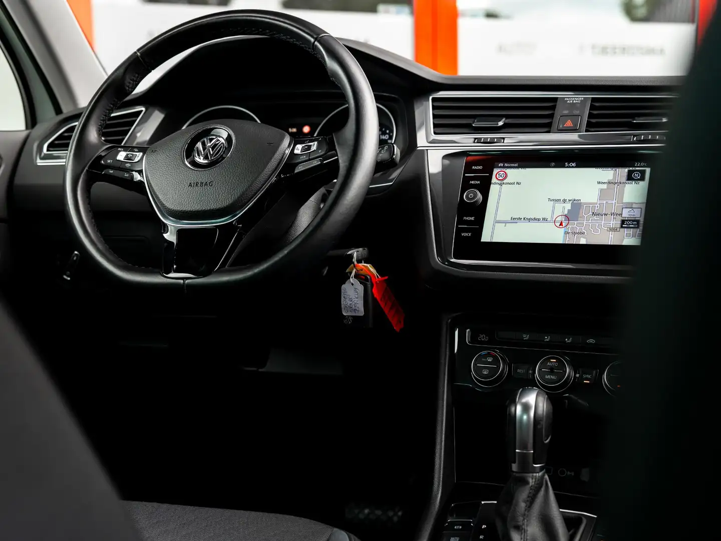Volkswagen Tiguan 1.5 TSI R-Line Business+ | Camera | Navigatie | LE Wit - 2