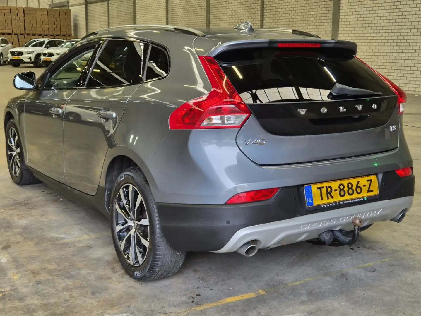 Volvo V40 Cross Country T3 150PK | Panoramadak | Harman Kardon | Achteruit Grijs - 2