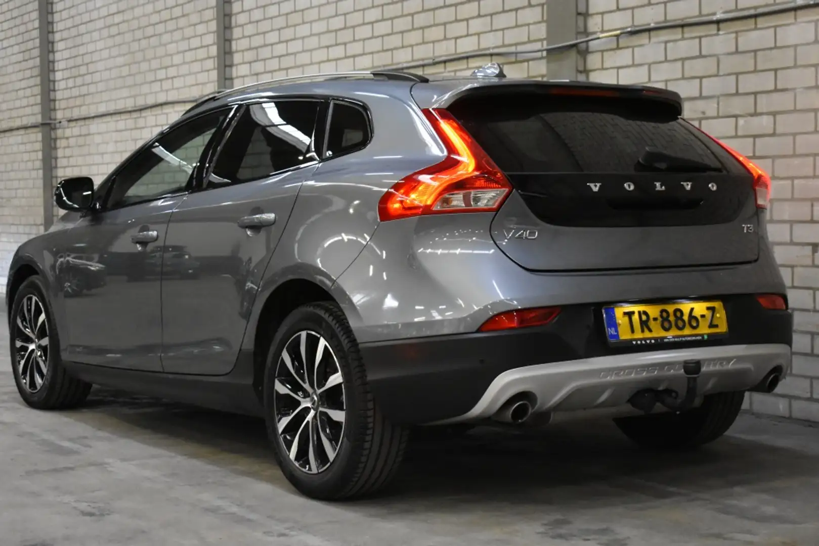 Volvo V40 Cross Country T3 150PK | Panoramadak | Harman Kardon | Achteruit Gris - 2