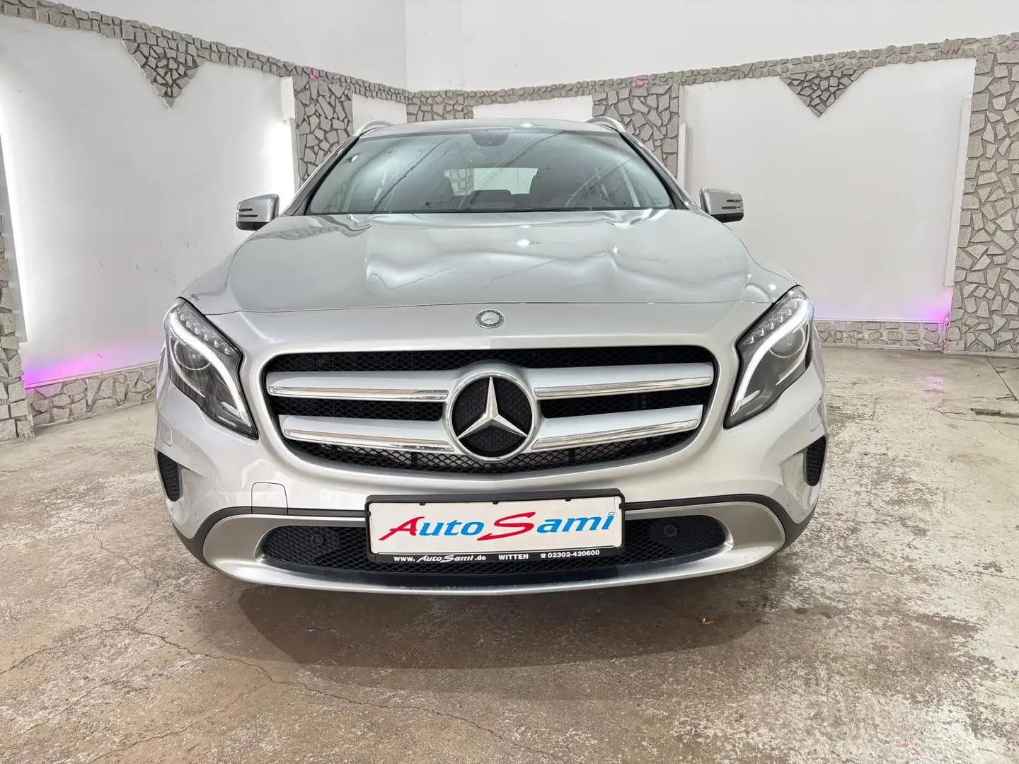 Mercedes-Benz GLA 200 7-G AUTO. NAVI SCHECKHEFT XENON LED TOP Silber - 2