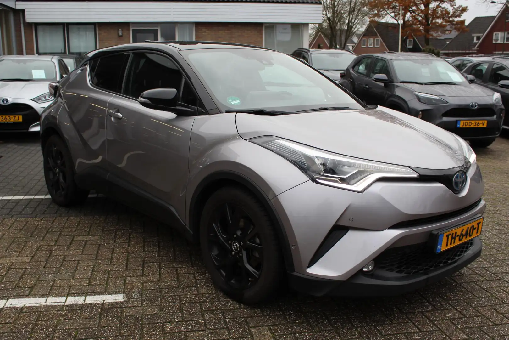 Toyota C-HR 1.8 Hybrid Bi-Tone AFN.TREKHAAK LEER NAVI ALL SEAS Grijs - 2