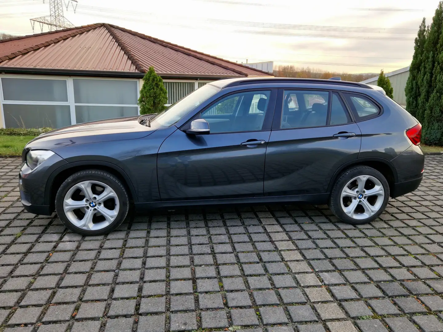 BMW X1 18 i sDrive, PDC, 18 Zoll, Navi, Klimaautomatik Grau - 2