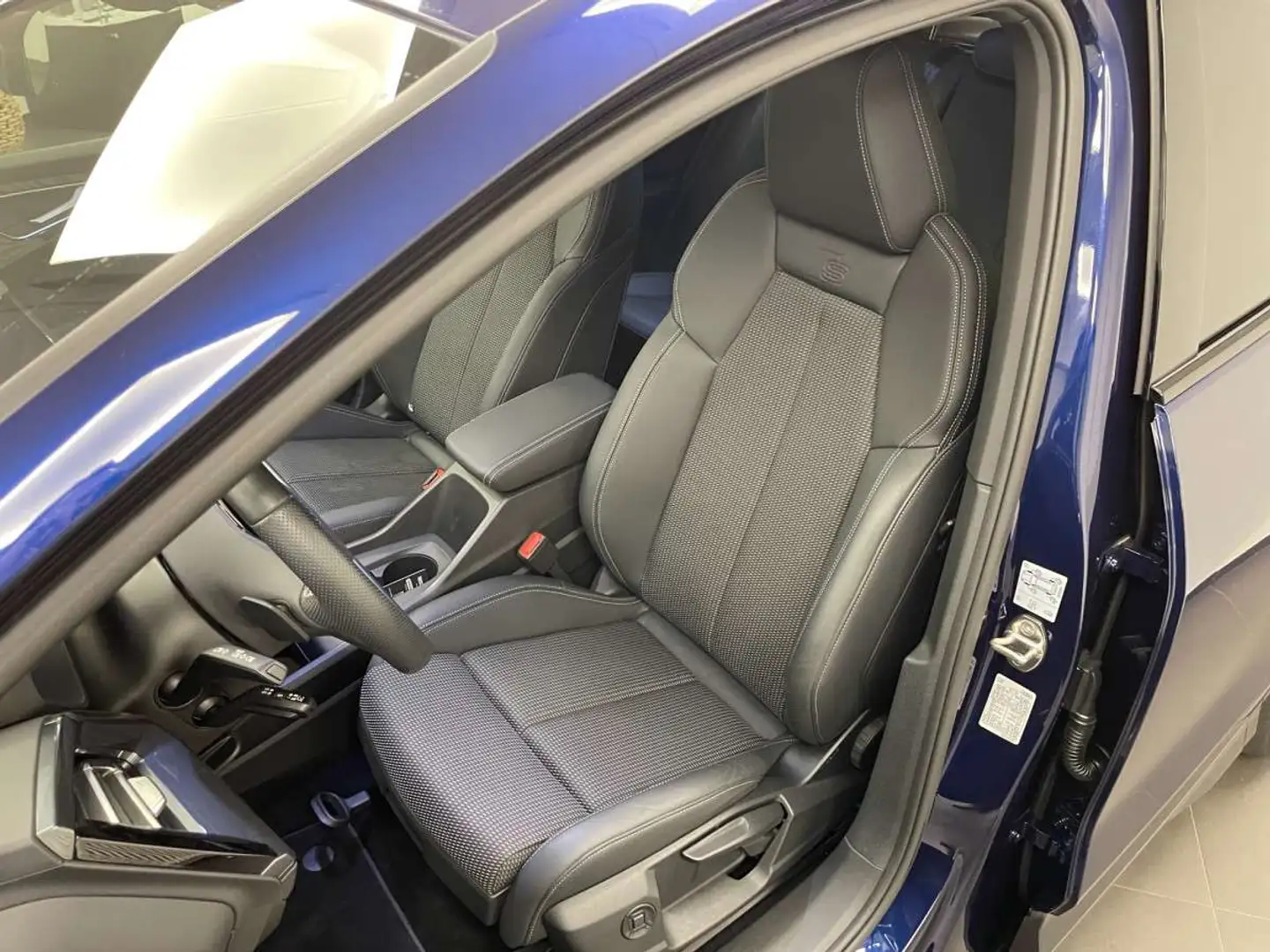 Audi Q4 e-tron 40 S line 204 CV Bleu - 2