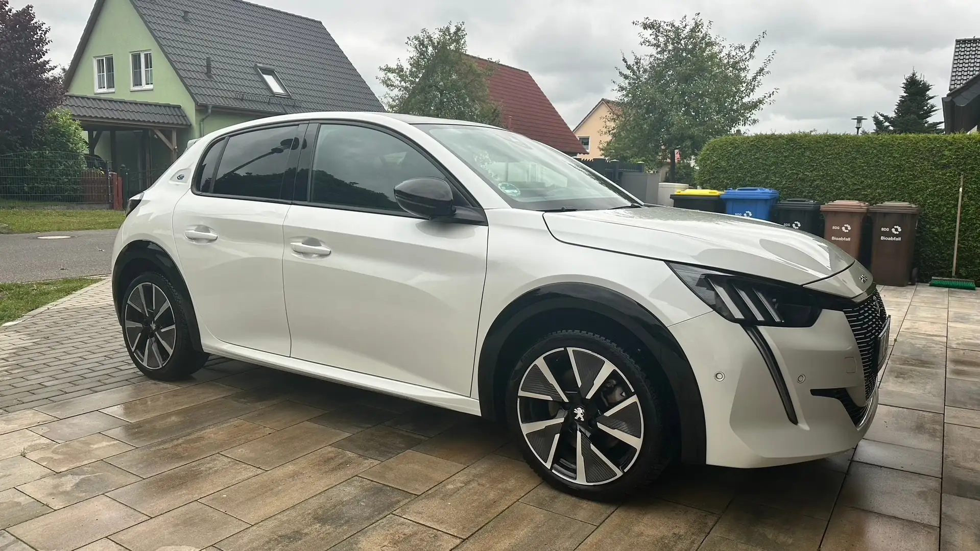 Peugeot e-208 208 Elektromotor 136 GT Pack Weiß - 1