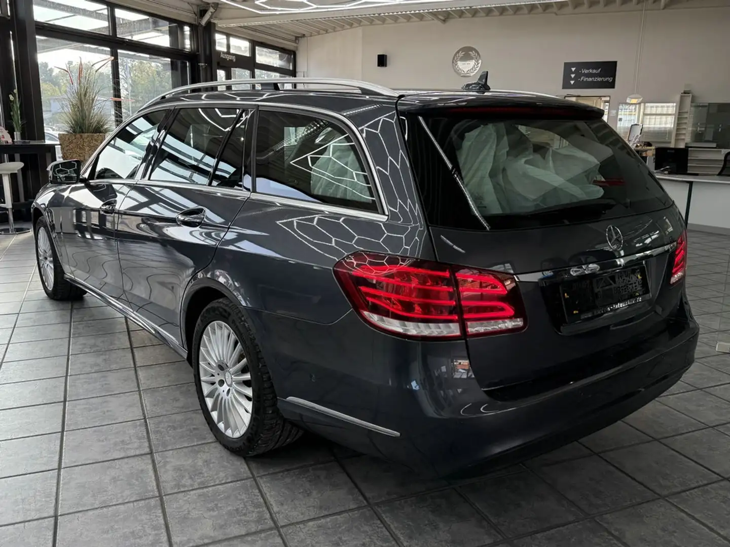 Mercedes-Benz E 200 T CGI BE Elegance, 1.Hand, LED, Comand, 7G Grey - 2