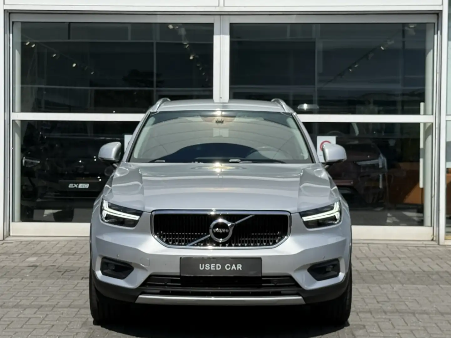 Volvo XC40 T3 160PK Momentum | Camera| Trekhaak| H&K Sound| S Grijs - 2