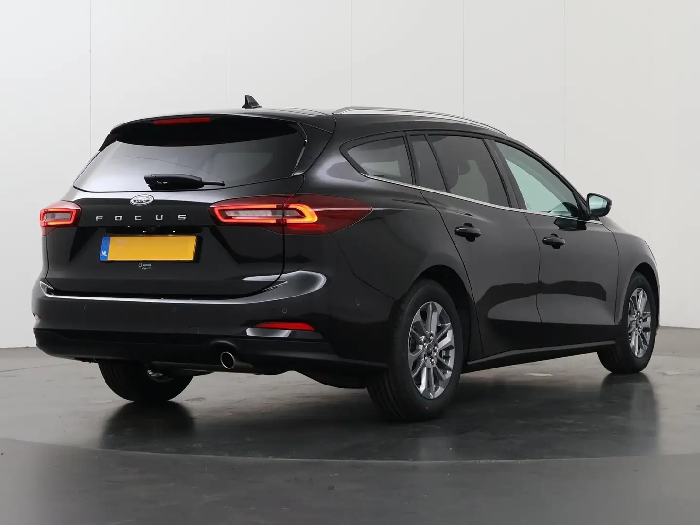 Ford Focus Wagon 1.0 EcoBoost Hybrid Titanium Winterpack Zwart - 2