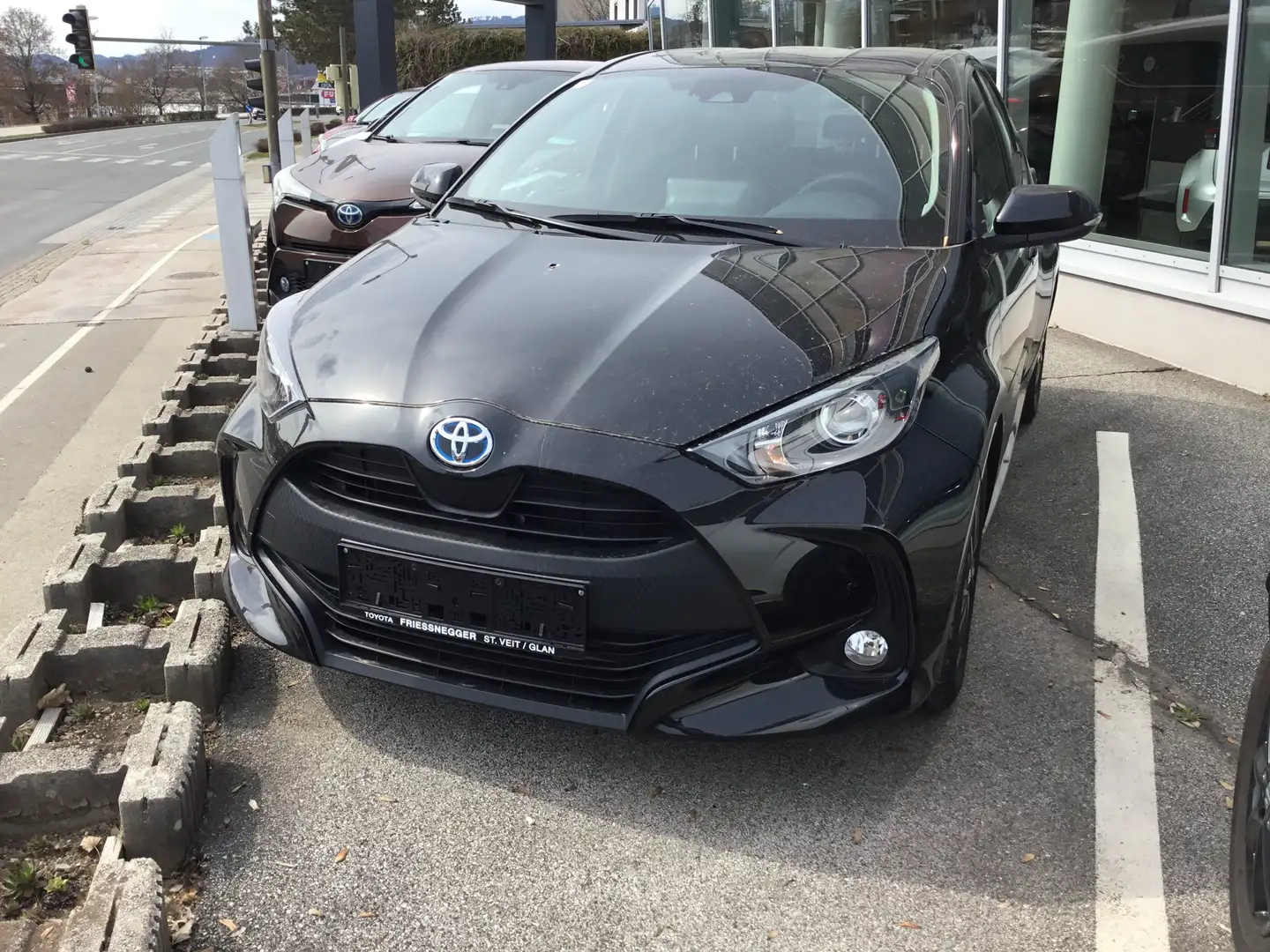 Toyota Yaris 1,5 VVT-i Hybrid Active Drive Schwarz - 1