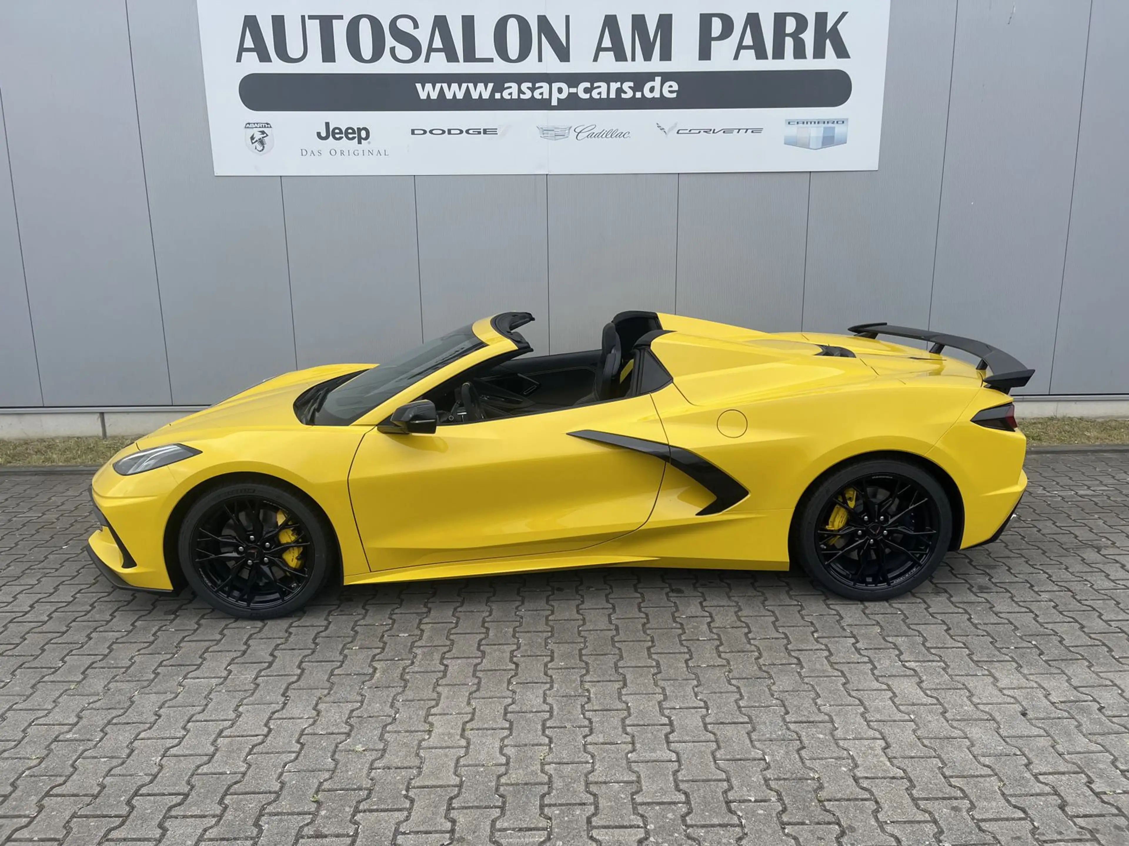 Corvette C8 Convertible 3LT competition yellow — photo 3