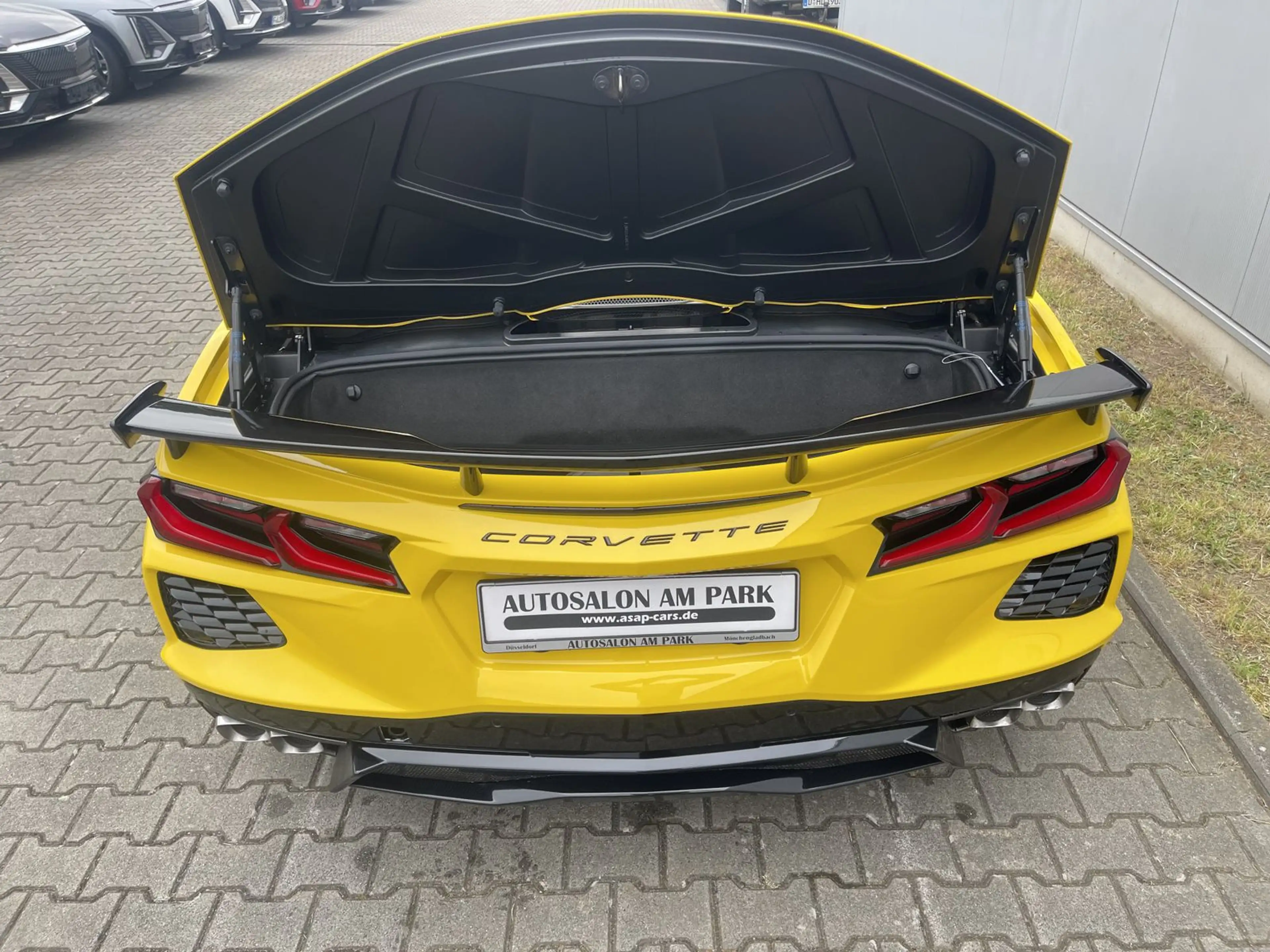 Corvette C8 Convertible 3LT competition yellow — photo 5