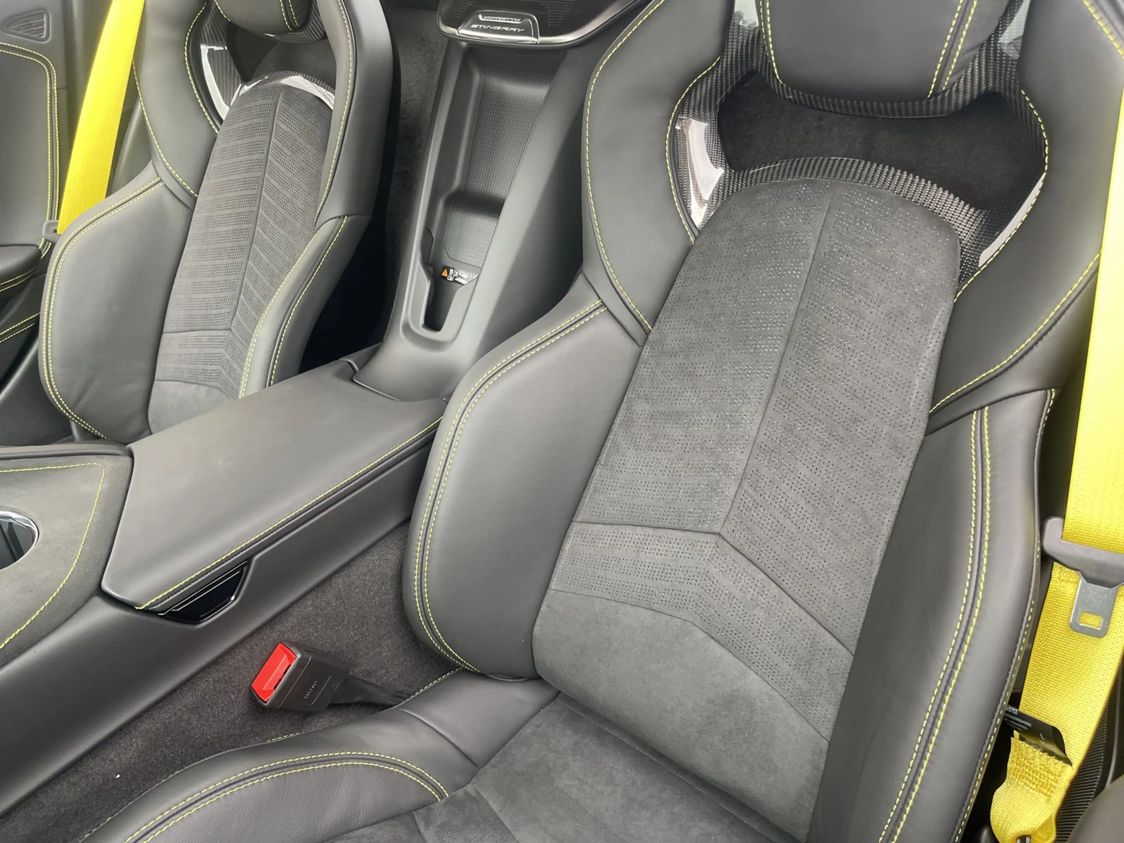 Corvette C8 Convertible 3LT competition yellow — photo 10