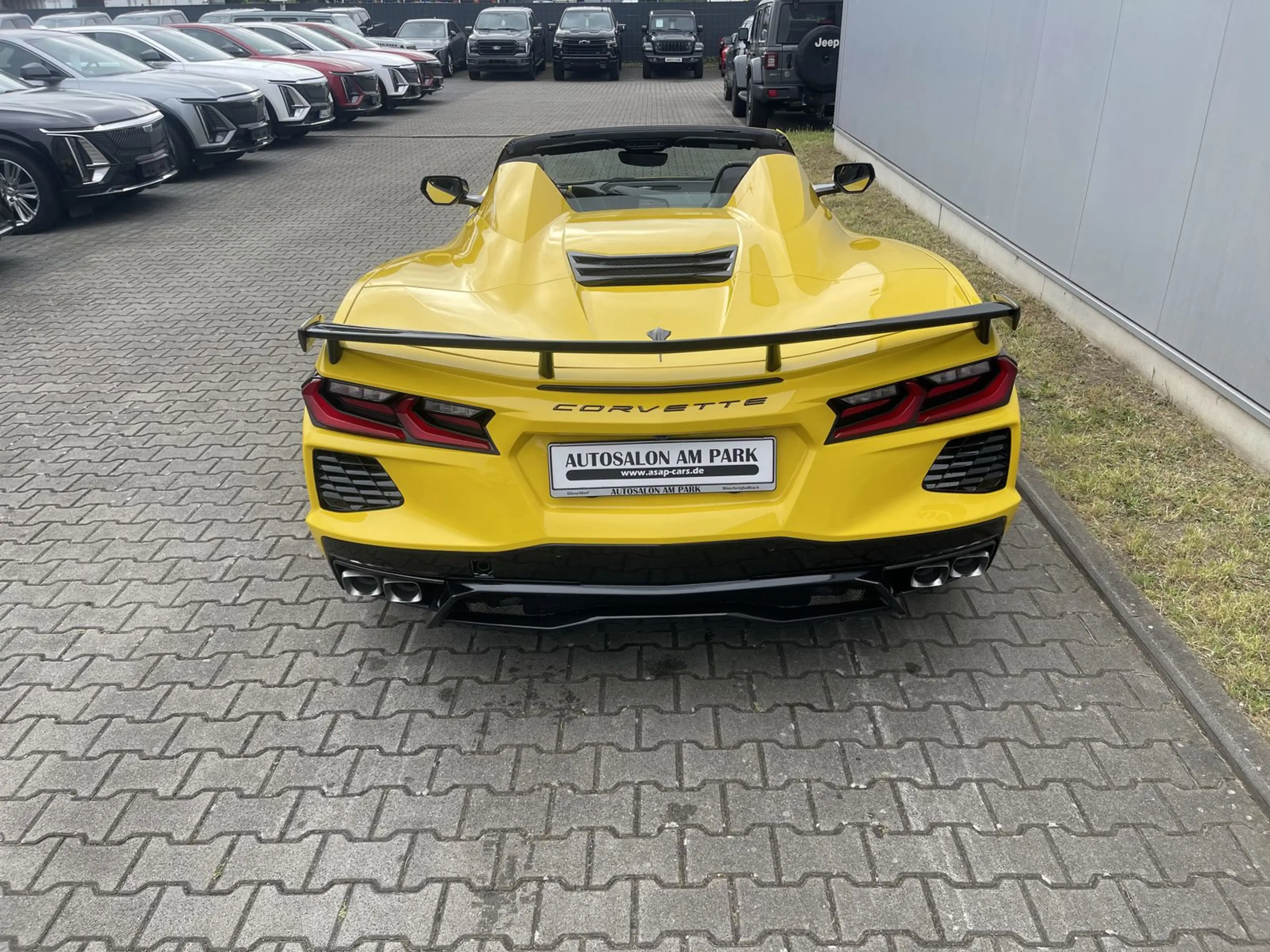 Corvette C8 Convertible 3LT competition yellow — photo 4