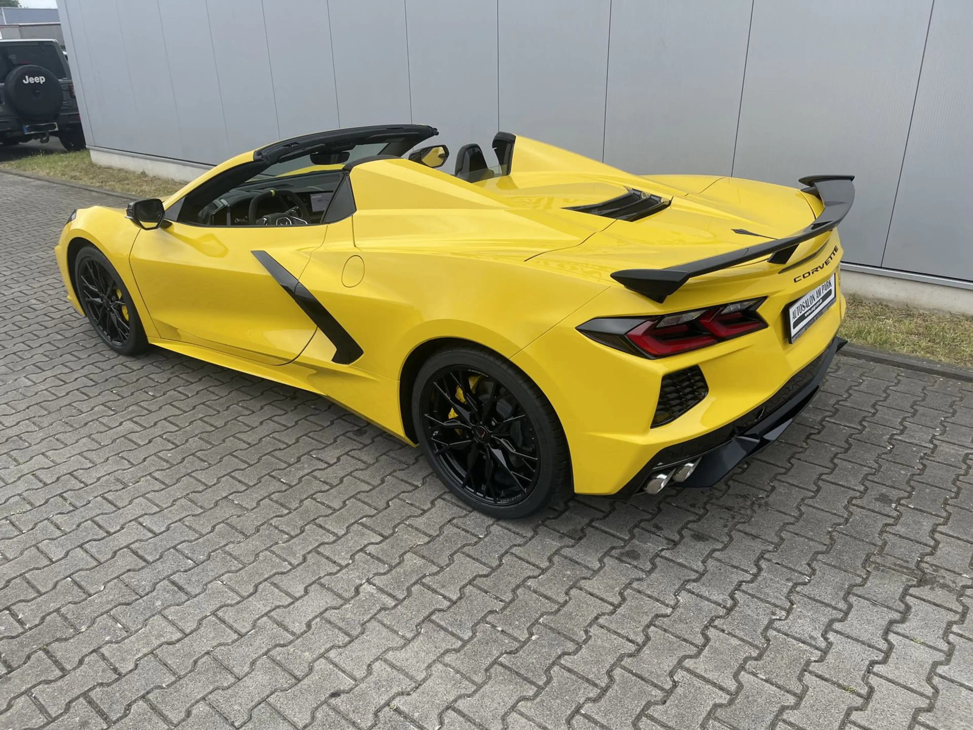 Corvette C8 Convertible 3LT competition yellow — photo 12