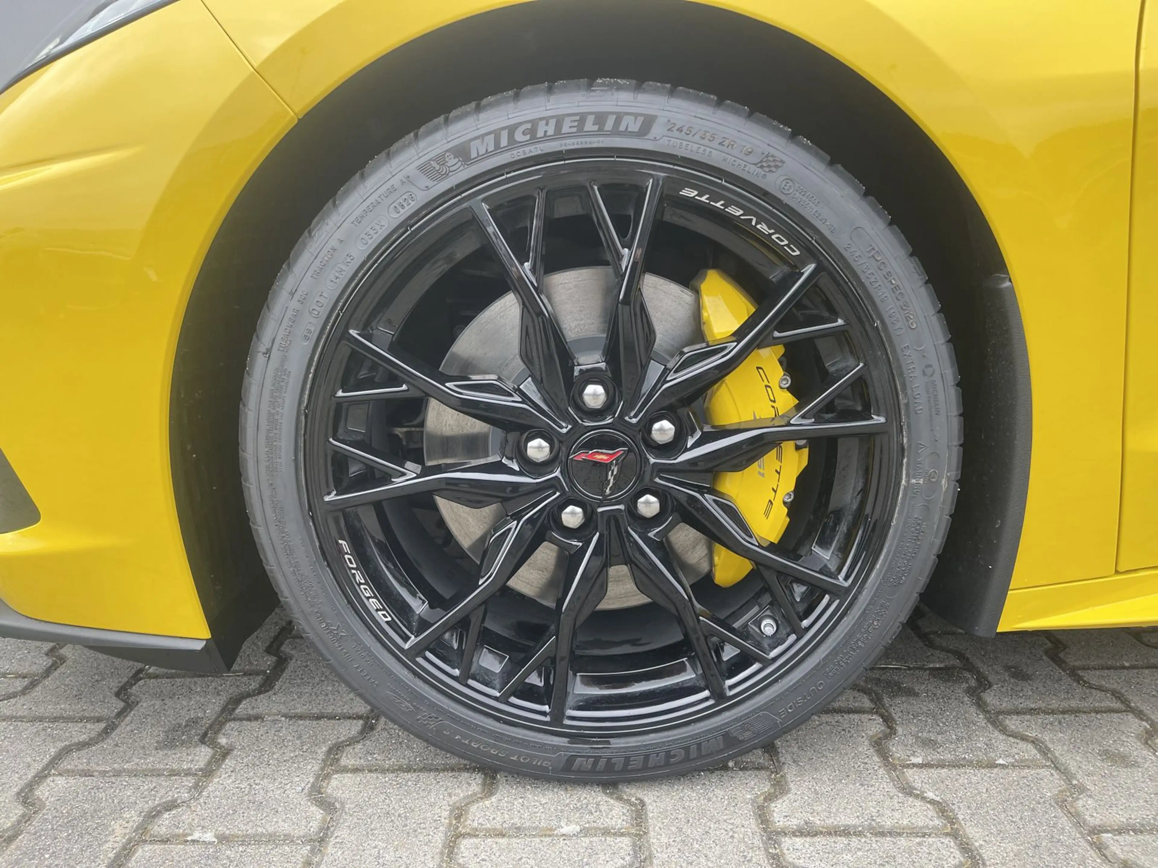 Corvette C8 Convertible 3LT competition yellow — photo 6