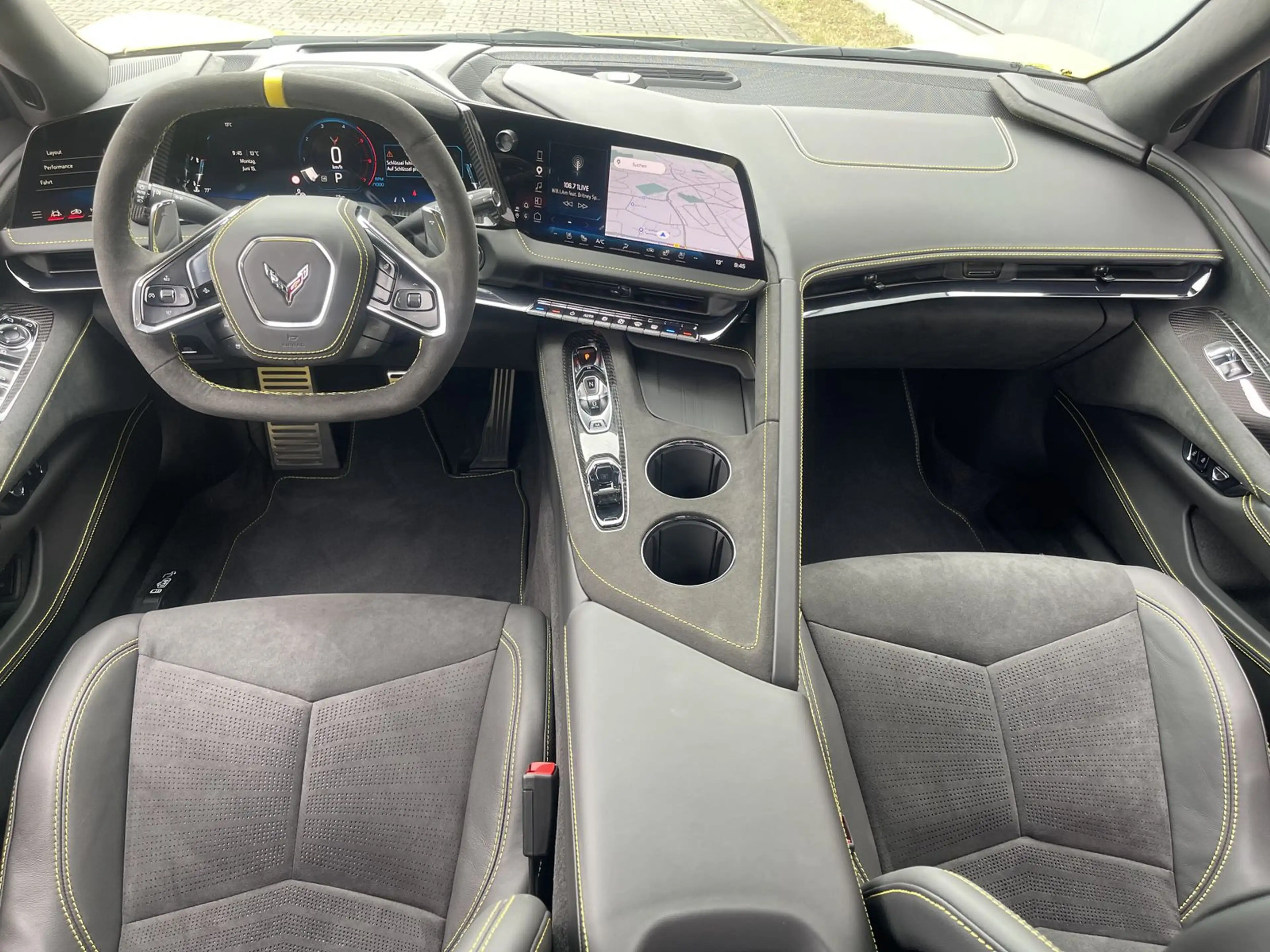 Corvette C8 Convertible 3LT competition yellow — photo 8