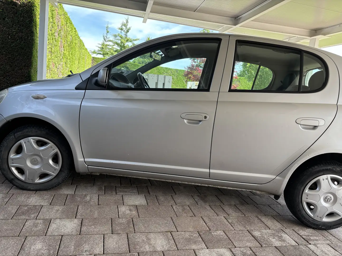 Toyota Yaris con clima - 2