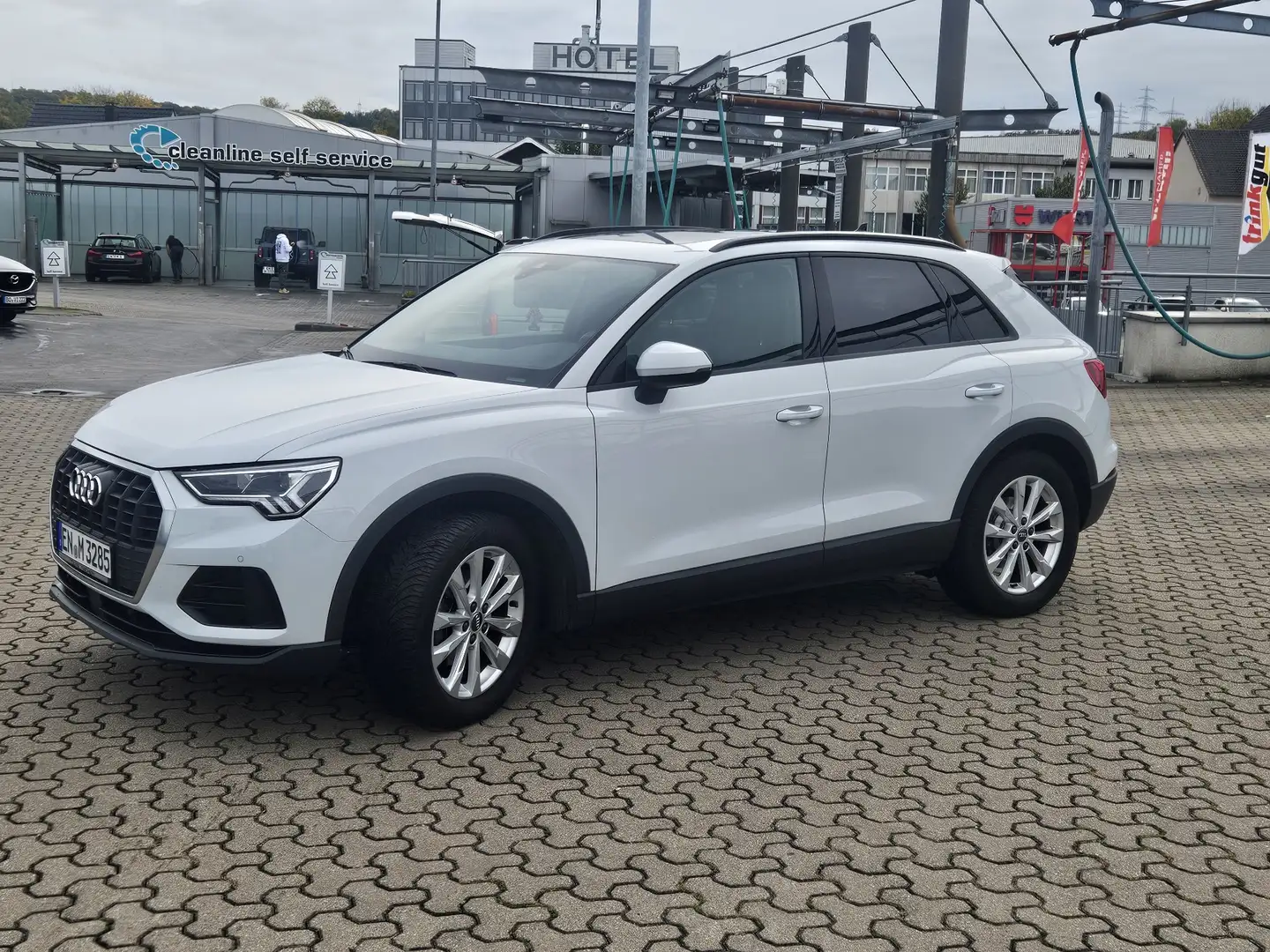 Audi Q3 35 TFSI S line Sport mit Panoramadach Weiß - 1