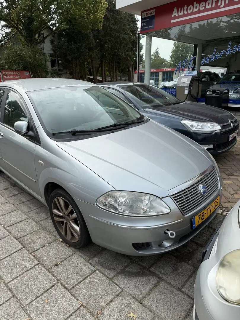 Fiat Croma 2.2-16V Emotion Grijs - 2