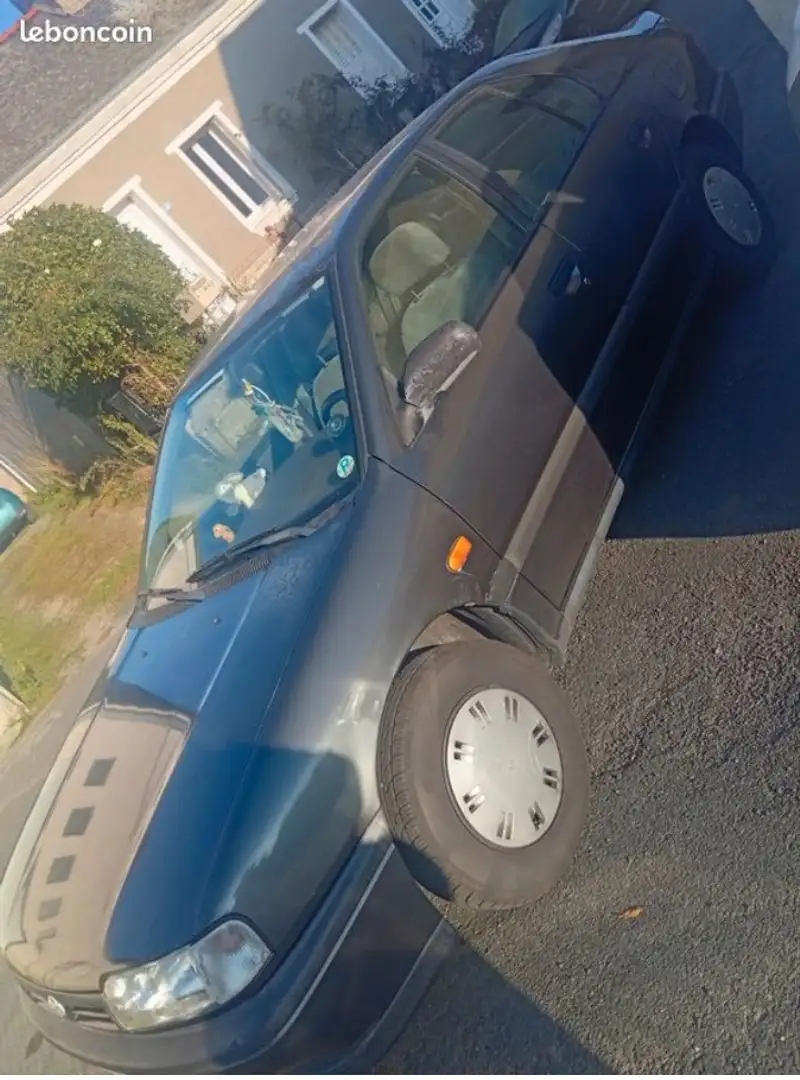 Nissan Primera 1.6i LX - 1