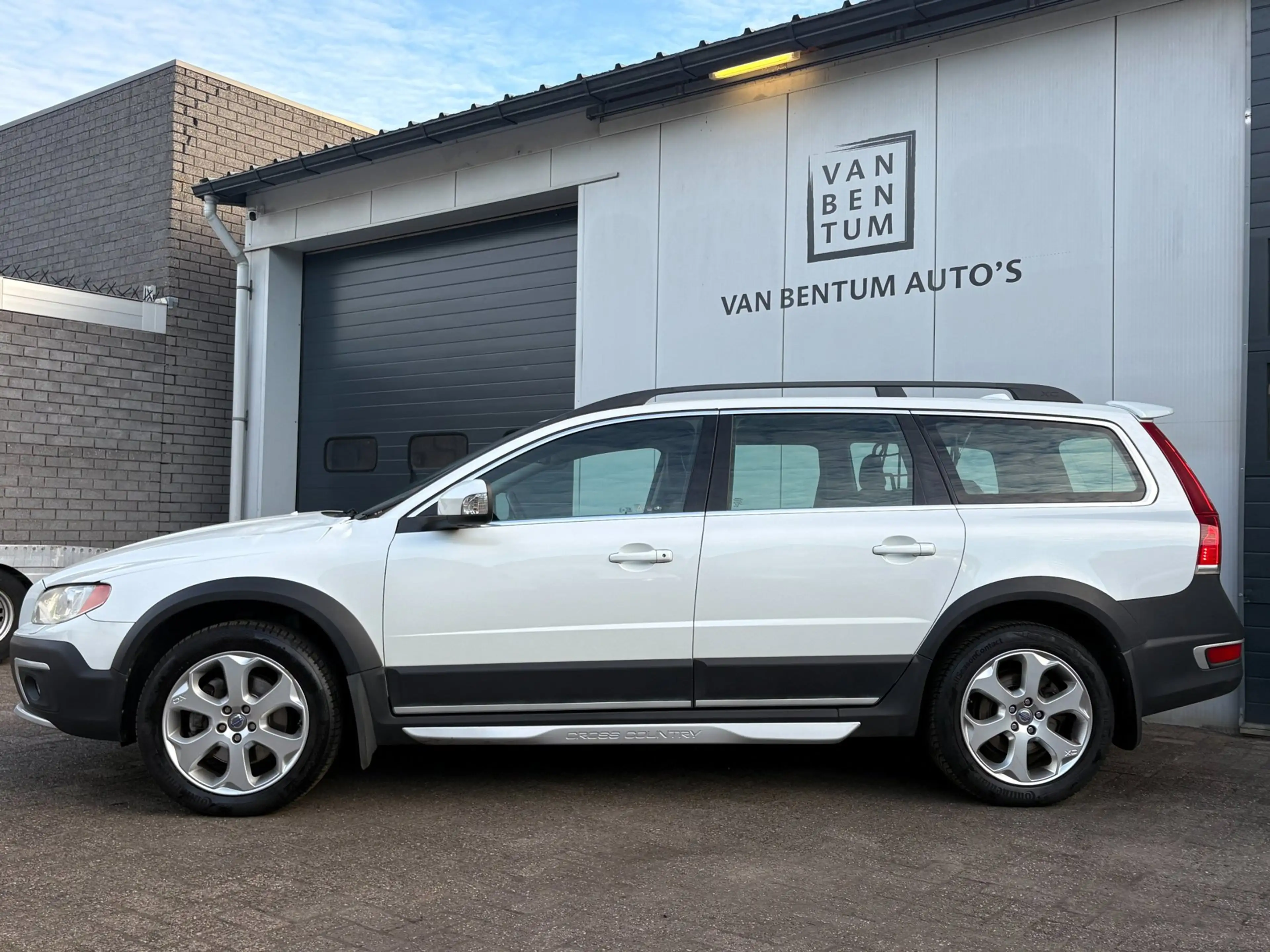 Volvo XC70 2.4 D5 AWD Autom. Leder Clima Cruise Xenon — photo 5