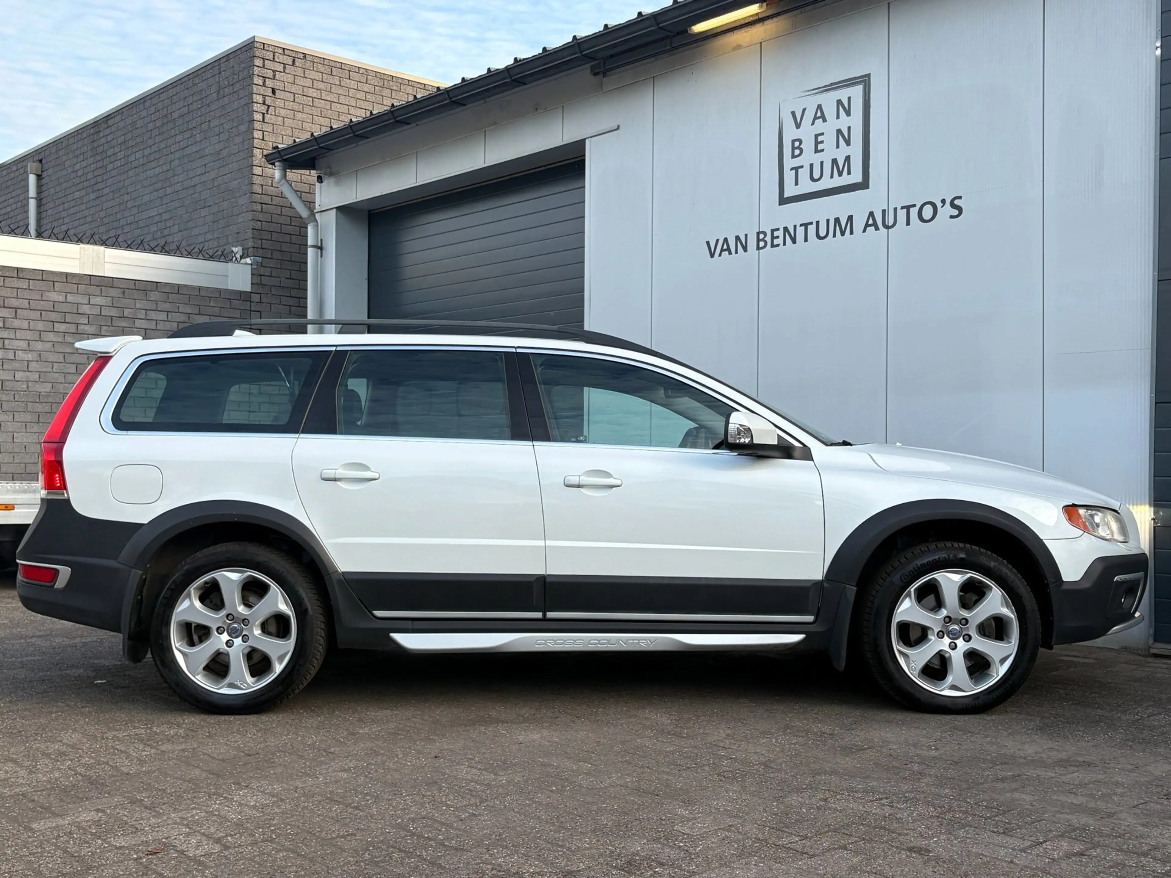 Volvo XC70 2.4 D5 AWD Autom. Leder Clima Cruise Xenon — photo 9
