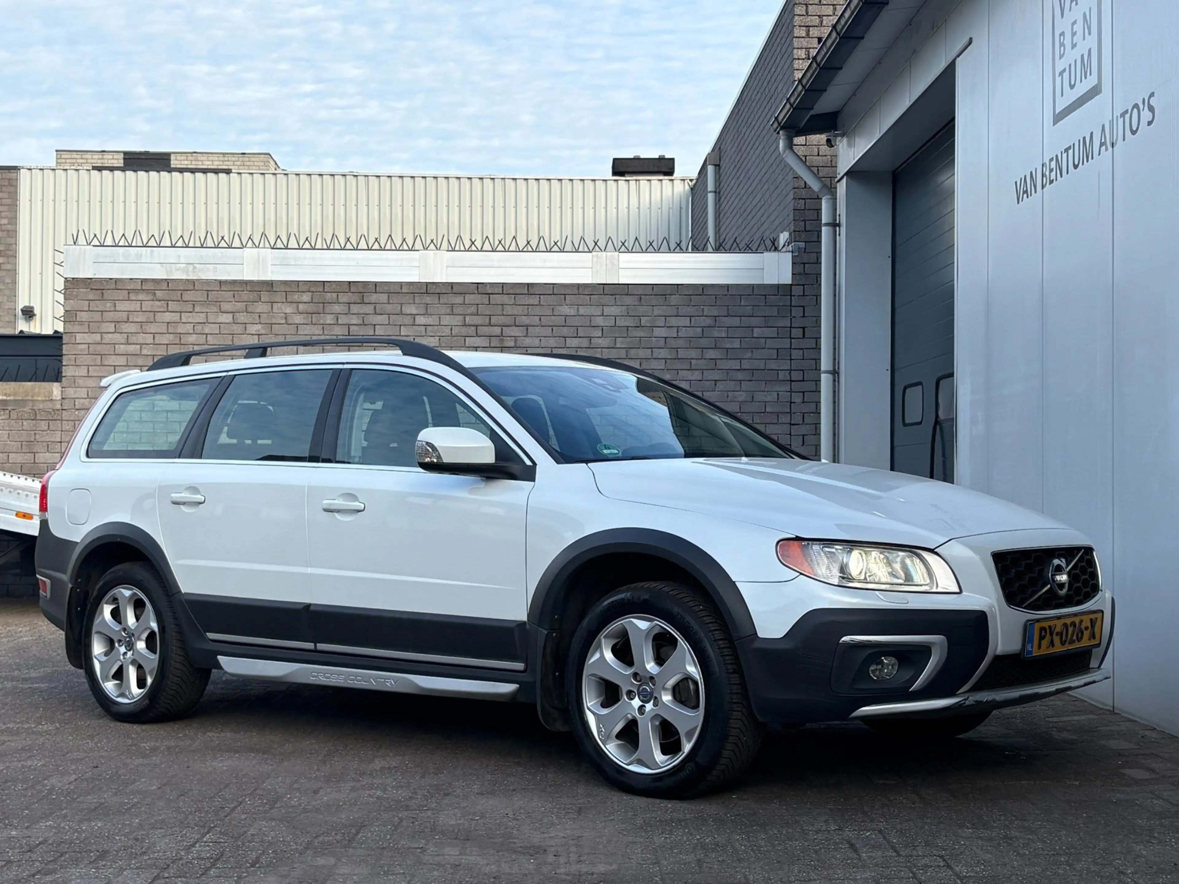 Volvo XC70 2.4 D5 AWD Autom. Leder Clima Cruise Xenon — photo 10