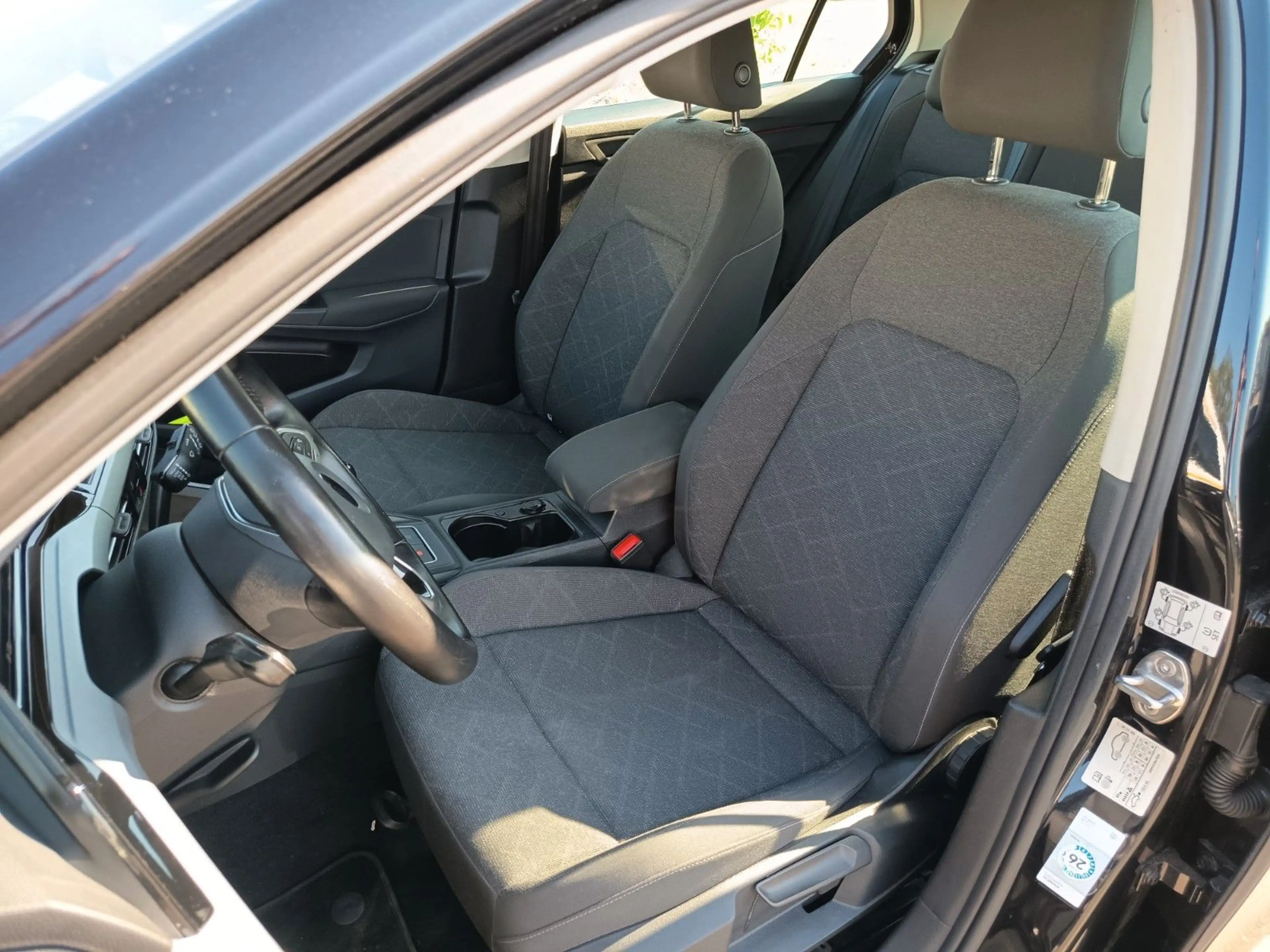 Volkswagen Golf VIII Lim. Life — photo 10