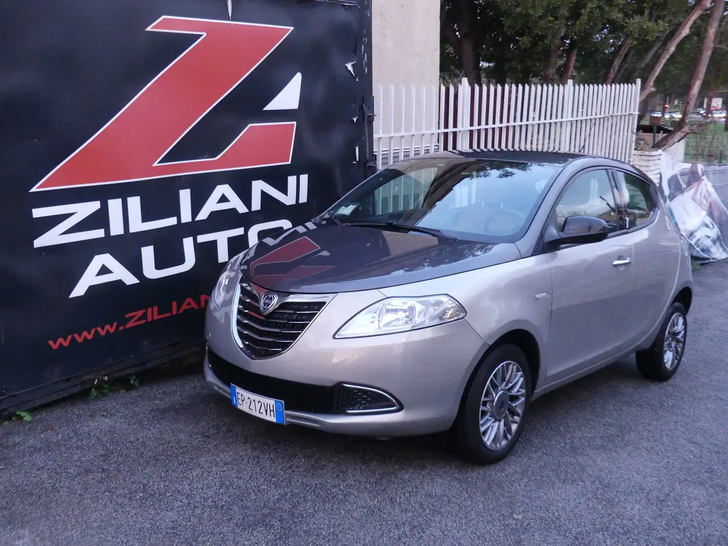 Lancia Ypsilon Ypsilon 0.9 t.air ....CAMBIO AUTOMATICO Grigio - 1
