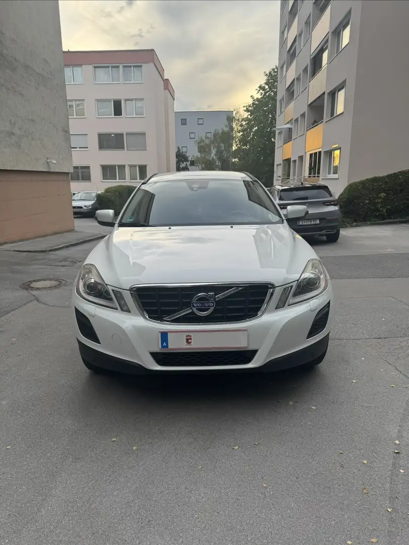 Volvo XC60 D4 Kinetic Weiß - 1