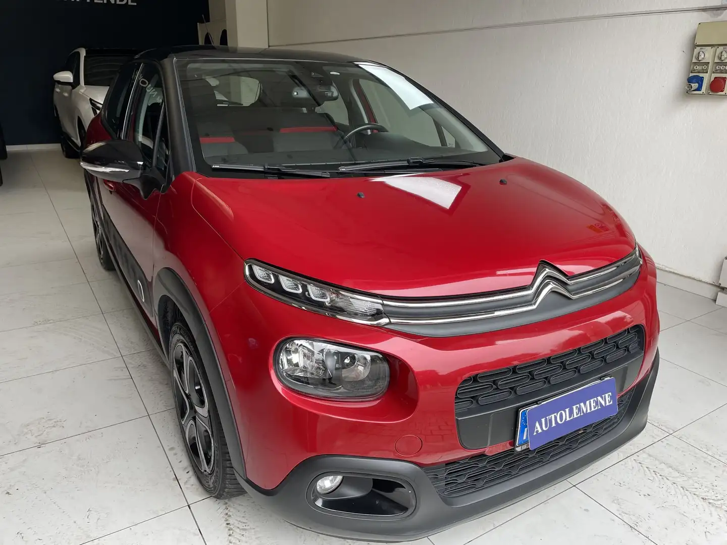 Citroen C3 1.2 Puretech 82 Shine Rood - 1