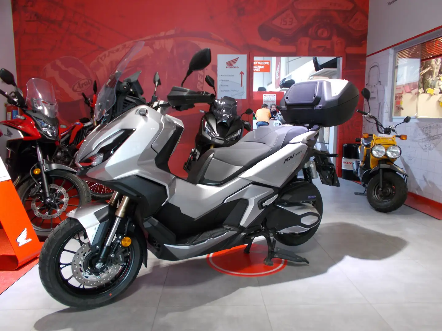 Honda ADV 350 Plateado - 1