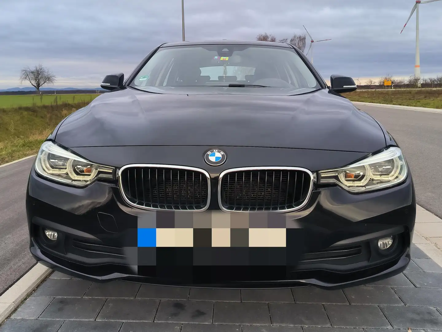 BMW 318 318d Touring Aut. Schwarz - 1