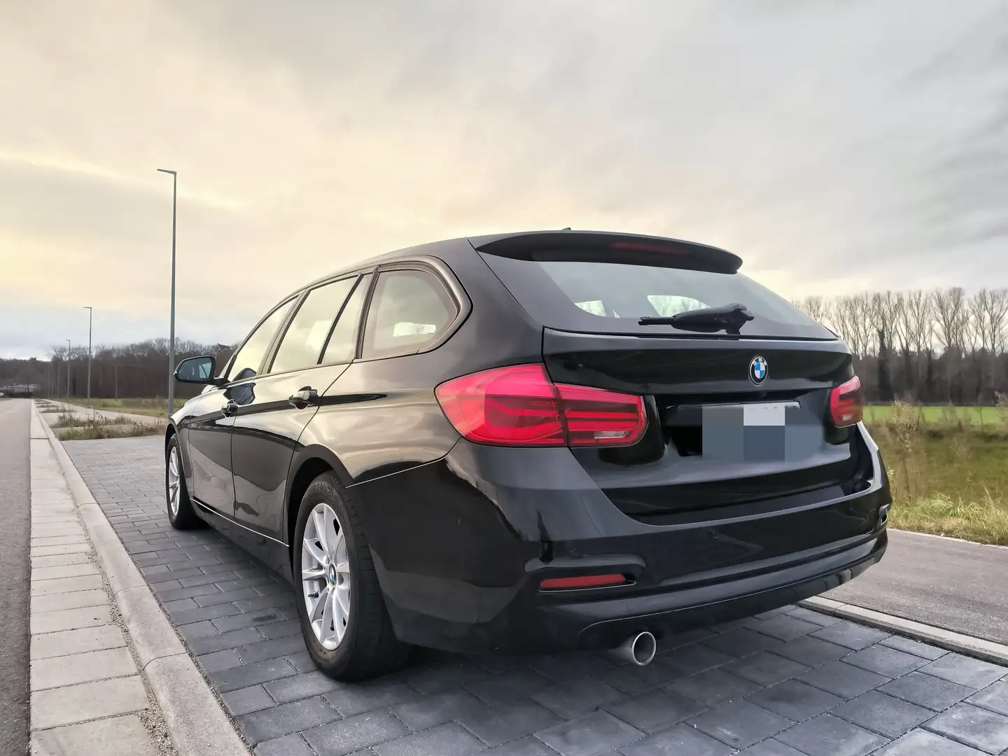 BMW 318 318d Touring Aut. Schwarz - 2