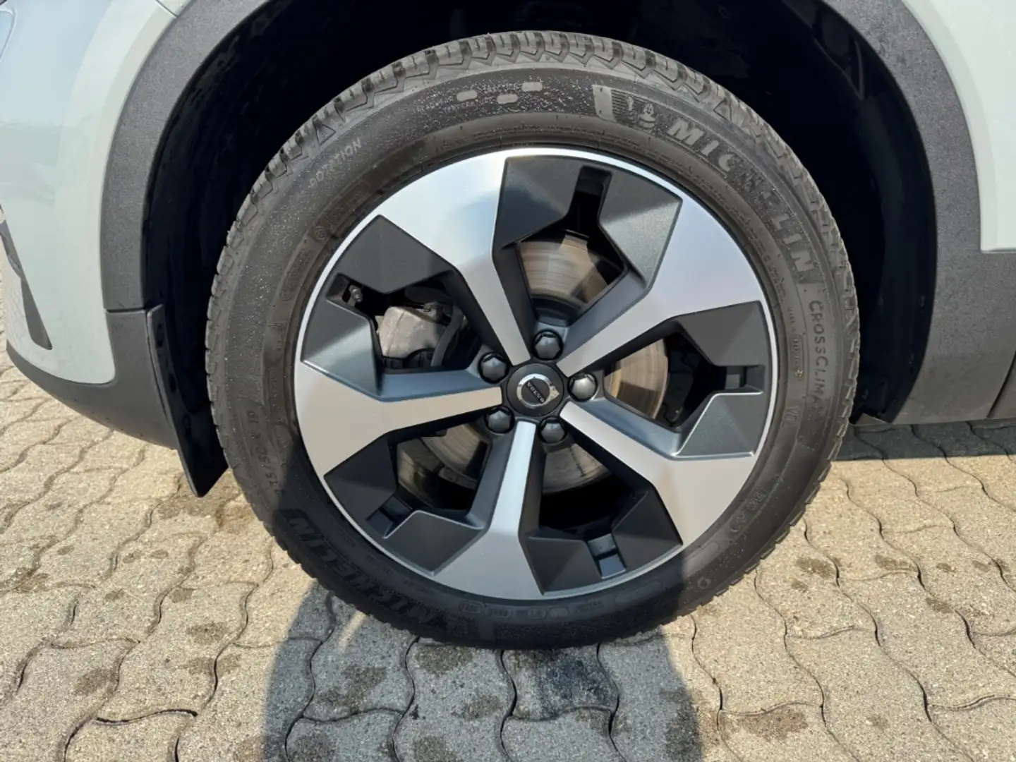 Volvo XC40 Core 2WD B3 EU6d StandHZG Digitales Cockpit Sounds Grijs - 2